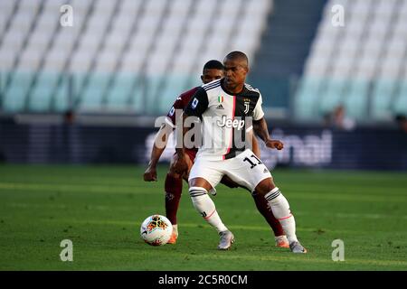 Turin (Italien) 04. Juli 2020 . Italienische Fußball-Liga Serie A. Douglas Costa von Juventus FC in Aktion während der Serie A Spiel zwischen Turin FC und Juventus FC. Juventus FC gewinnt 4-1 gegen Turin. Quelle: Marco Canoniero/Alamy Live News Stockfoto