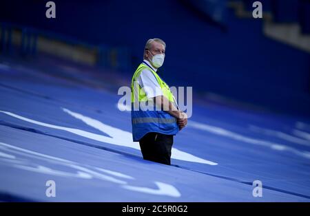 Ein Steward mit Gesichtsmaske auf den Tribünen während des Premier League-Spiels in Stamford Bridge, London. Stockfoto