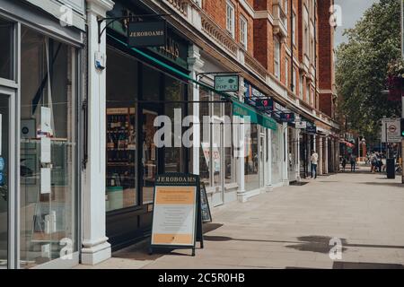 London, Großbritannien - 20. Juni 2020: Reihe von Geschäften auf der High Street Kensington, der Haupteinkaufsstraße in Kensington, London. Stockfoto