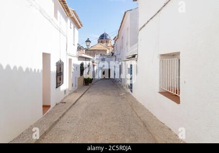 Enge mittelalterliche gepflasterte Straße zur blauen Kuppelkirche in der Altstadt von Altea, Costa Blanca, Spanien Stockfoto