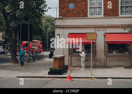 London, Großbritannien - 20. Juni 2020: Menschen in Schutzmaske vor Gails Café und Shop auf der High Street Kensington, der Haupteinkaufsstraße in Kensing Stockfoto