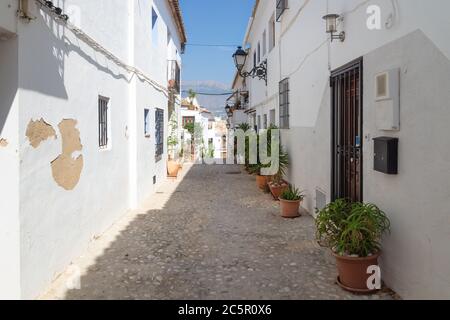 Enge mittelalterliche gepflasterte Straße in der Altstadt von Altea, Costa Blanca, Spanien Stockfoto