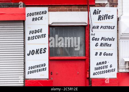 Shop Verkauf von Luftgewehren, Luftpistolen, co2, Gasgewehre, b b Waffen, Munition, Ziele, in Southend on Sea, Essex, UK. Seaside Einzelhandelsgeschäft Handel Rock, Witz Stockfoto