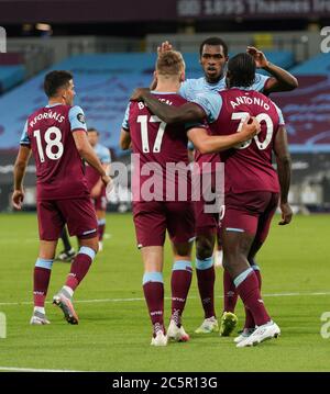 London, Großbritannien. Juli 2020. Michail Antonio von West Ham United (30) feiert, nachdem er das zweite Tor seines Teams während des Premier League-Spiels zwischen West Ham United und Chelsea spielte hinter verschlossenen Türen wegen der COVID-19 Pandemie im Olympic Park, London, England am 1. Juli 2020. Foto von Andy Rowland/Prime Media Images. Kredit: Prime Media Images/Alamy Live Nachrichten Stockfoto