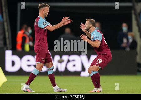 London, Großbritannien. Juli 2020. Andriy Yarmolenko von West Ham United und Jack Wilshere von West Ham United feiern den Sieg im Premier League-Spiel zwischen West Ham United und Chelsea, das am 1. Juli 2020 im Olympic Park, London, England, hinter verschlossenen Türen wegen der COVID-19 Pandemie ausgetragen wurde. Foto von Andy Rowland/Prime Media Images. Kredit: Prime Media Images/Alamy Live Nachrichten Stockfoto