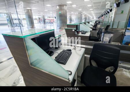 Leeres ungenutztes Terminal, Lonuge, Check-in-Schalter am Flughafen Teneriffa Süd, Abflugbereich, aufgrund von Reisebeschränkungen für Coronavirus Covid-19. Stockfoto