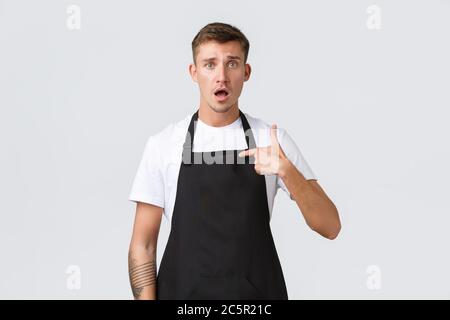 Inhaber kleiner Unternehmen, Café und Konzept des Personals. Besorgt und verwirrt dummer Barista, Kellner wird beschuldigt oder beschuldigt, zeigt sich verwirrt Stockfoto