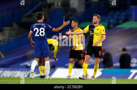 Chelsea Cesar Azpilicueta (links) und Watford Tom Cleverley schütteln nach dem Premier League-Spiel in Stamford Bridge, London, die Hände. Stockfoto