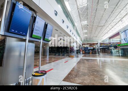 Leeres ungenutztes Terminal, Lonuge, Check-in-Schalter am Flughafen Teneriffa Süd, Abflugbereich, aufgrund von Reisebeschränkungen für Coronavirus Covid-19. Stockfoto