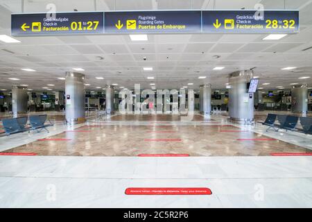 Leeres ungenutztes Terminal, Lonuge, Check-in-Schalter am Flughafen Teneriffa Süd, Abflugbereich, aufgrund von Reisebeschränkungen für Coronavirus Covid-19. Stockfoto