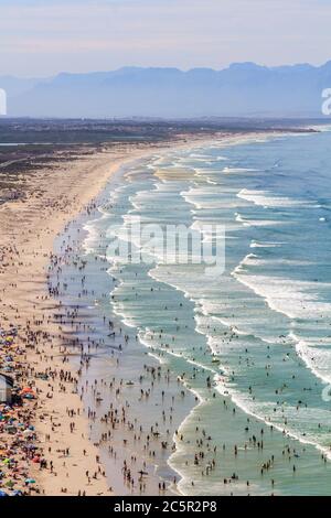 Blick auf Surfers am Muizenberg Beach in Südafrika Stockfoto