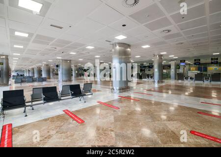 Leeres ungenutztes Terminal, Lonuge, Check-in-Schalter am Flughafen Teneriffa Süd, Abflugbereich, aufgrund von Reisebeschränkungen für Coronavirus Covid-19. Stockfoto