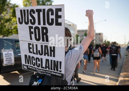 Aurora, Colorado, USA. Juli 2020. Ein Mann marschiert durch die Straßen von Aurora Colorado. Quelle: Tyler Tomasello/ZUMA Wire/Alamy Live News Stockfoto