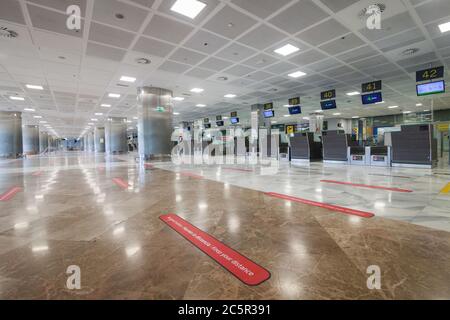 Leeres ungenutztes Terminal, Lonuge, Check-in-Schalter am Flughafen Teneriffa Süd, Abflugbereich, aufgrund von Reisebeschränkungen für Coronavirus Covid-19. Stockfoto