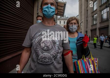 Moskau, Russland. Am 4. Juli halten sich 2020 Demonstranten, einige mit Gesichtsmasken, um sich vor dem Coronavirus zu schützen, an die Richtlinien der sozialen Distanzierung, während sie sich im Gebäude der russischen Präsidentenverwaltung in Moskau, Russland, anstellen. Kommunisten und Aktivisten der Bewegung der Linken Front versammelten sich, um gegen die Verfassungsänderungen zu protestieren und werden ihre Erklärung über die Nichtannahme der Ergebnisse des Referendums an die Präsidialverwaltung bringen Stockfoto