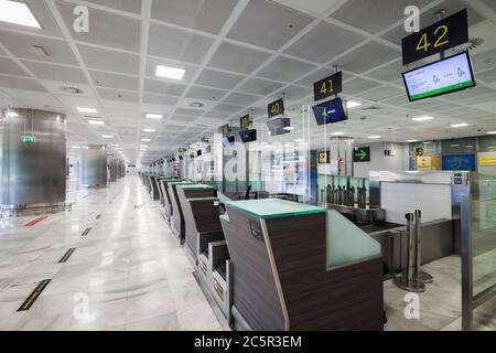 Leere, ungenutzte Check-in-Schalter, Gepäckabgabeschürtel am Flughafen Teneriffa Süd, Abflugbereich, aufgrund von Reisebeschränkungen für den Ausbruch des Coronavirus Covid-19. Stockfoto