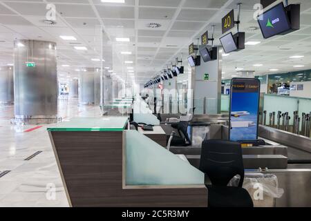 Leeres ungenutztes Terminal, Lonuge, Check-in-Schalter am Flughafen Teneriffa Süd, Abflugbereich, aufgrund von Reisebeschränkungen für Coronavirus Covid-19. Stockfoto
