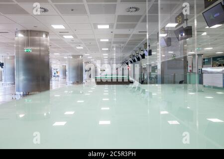 Leeres ungenutztes Terminal, Lonuge, Check-in-Schalter am Flughafen Teneriffa Süd, Abflugbereich, aufgrund von Reisebeschränkungen für Coronavirus Covid-19. Stockfoto