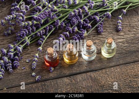 Flaschen ätherisches Öl mit frischen Lavendelblüten Stockfoto