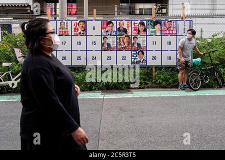 Ein Wahlausschuss mit verschiedenen Plakaten für Kandidaten wird gesehen.Tokyo zur Durchführung der Gouverneurswahl 2020 werden die Bewohner für den nächsten Gouverneur wählen, der die japanische Hauptstadt für die kommenden vier Jahre führen wird. Stockfoto