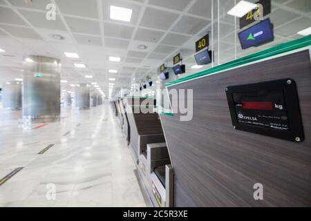 Leere, ungenutzte Check-in-Schalter, Gepäckabgabeschürtel am Flughafen Teneriffa Süd, Abflugbereich, aufgrund von Reisebeschränkungen für den Ausbruch des Coronavirus Covid-19. Stockfoto