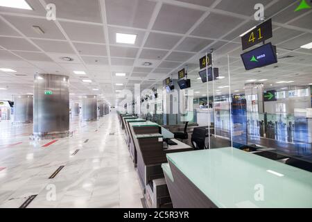 Leere, ungenutzte Check-in-Schalter, Gepäckabgabeschürtel am Flughafen Teneriffa Süd, Abflugbereich, aufgrund von Reisebeschränkungen für den Ausbruch des Coronavirus Covid-19. Stockfoto