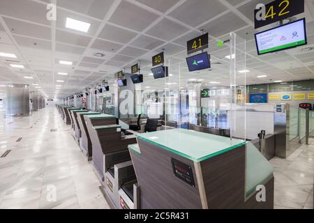 Leere, ungenutzte Check-in-Schalter, Gepäckabgabeschürtel am Flughafen Teneriffa Süd, Abflugbereich, aufgrund von Reisebeschränkungen für den Ausbruch des Coronavirus Covid-19. Stockfoto