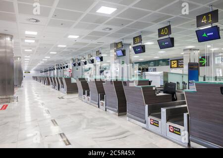 Leere, ungenutzte Check-in-Schalter, Gepäckabgabeschürtel am Flughafen Teneriffa Süd, Abflugbereich, aufgrund von Reisebeschränkungen für den Ausbruch des Coronavirus Covid-19. Stockfoto