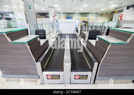 Leere, ungenutzte Check-in-Schalter, Gepäckabgabeschürtel am Flughafen Teneriffa Süd, Abflugbereich, aufgrund von Reisebeschränkungen für den Ausbruch des Coronavirus Covid-19. Stockfoto