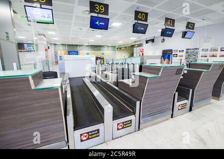 Leere, ungenutzte Check-in-Schalter, Gepäckabgabeschürtel am Flughafen Teneriffa Süd, Abflugbereich, aufgrund von Reisebeschränkungen für den Ausbruch des Coronavirus Covid-19. Stockfoto