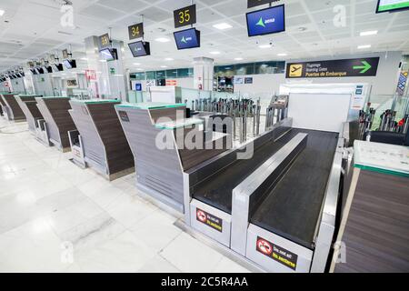 Leere, ungenutzte Check-in-Schalter, Gepäckabgabeschürtel am Flughafen Teneriffa Süd, Abflugbereich, aufgrund von Reisebeschränkungen für den Ausbruch des Coronavirus Covid-19. Stockfoto