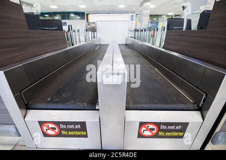 Leere, ungenutzte Check-in-Schalter, Gepäckabgabeschürtel am Flughafen Teneriffa Süd, Abflugbereich, aufgrund von Reisebeschränkungen für den Ausbruch des Coronavirus Covid-19. Stockfoto