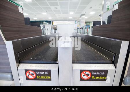 Leere, ungenutzte Check-in-Schalter, Gepäckabgabeschürtel am Flughafen Teneriffa Süd, Abflugbereich, aufgrund von Reisebeschränkungen für den Ausbruch des Coronavirus Covid-19. Stockfoto