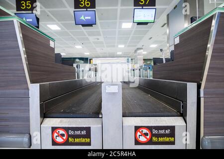 Leere, ungenutzte Check-in-Schalter, Gepäckabgabeschürtel am Flughafen Teneriffa Süd, Abflugbereich, aufgrund von Reisebeschränkungen für den Ausbruch des Coronavirus Covid-19. Stockfoto