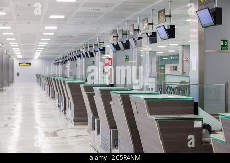 Leeres ungenutztes Terminal, Lonuge, Check-in-Schalter am Flughafen Teneriffa Süd, Abflugbereich, aufgrund von Reisebeschränkungen für Coronavirus Covid-19. Stockfoto