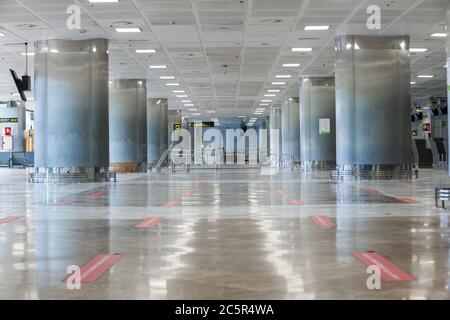 Leeres ungenutztes Terminal, Lonuge, Check-in-Schalter am Flughafen Teneriffa Süd, Abflugbereich, aufgrund von Reisebeschränkungen für Coronavirus Covid-19. Stockfoto