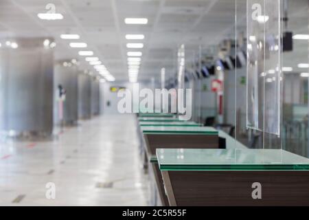 Leeres ungenutztes Terminal, Lonuge, Check-in-Schalter am Flughafen Teneriffa Süd, Abflugbereich, aufgrund von Reisebeschränkungen für Coronavirus Covid-19. Stockfoto
