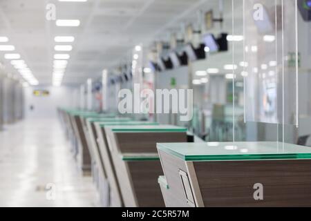 Leeres ungenutztes Terminal, Lonuge, Check-in-Schalter am Flughafen Teneriffa Süd, Abflugbereich, aufgrund von Reisebeschränkungen für Coronavirus Covid-19. Stockfoto