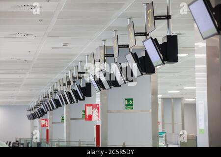 Leeres ungenutztes Terminal, Lonuge, Check-in-Schalter am Flughafen Teneriffa Süd, Abflugbereich, aufgrund von Reisebeschränkungen für Coronavirus Covid-19. Stockfoto