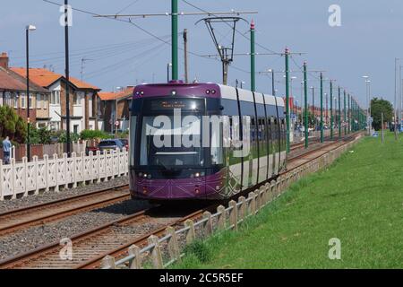 Heathfield Road, Fleetwood, Großbritannien. Blackpool und Fleetwood Transport Bombardier flexity Straßenbahn 012 vorbei Stockfoto