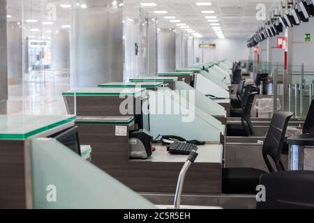 Leeres ungenutztes Terminal, Lonuge, Check-in-Schalter am Flughafen Teneriffa Süd, Abflugbereich, aufgrund von Reisebeschränkungen für Coronavirus Covid-19. Stockfoto