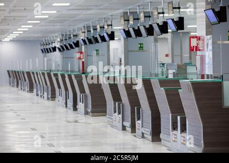 Leere, ungenutzte Check-in-Schalter, Gepäckabgabeschürtel am Flughafen Teneriffa Süd, Abflugbereich, aufgrund von Reisebeschränkungen für den Ausbruch des Coronavirus Covid-19. Stockfoto