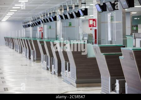 Leere, ungenutzte Check-in-Schalter, Gepäckabgabeschürtel am Flughafen Teneriffa Süd, Abflugbereich, aufgrund von Reisebeschränkungen für den Ausbruch des Coronavirus Covid-19. Stockfoto