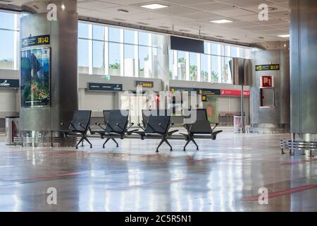 Leeres ungenutztes Terminal, Lonuge, Check-in-Schalter am Flughafen Teneriffa Süd, Abflugbereich, aufgrund von Reisebeschränkungen für Coronavirus Covid-19. Stockfoto