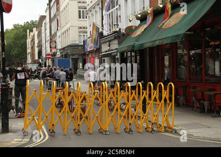 London, Großbritannien - 4. Juli 2020: Eine Fußgängerzone in soho, wo ein Pub Hocker für seine Kunden auf der Straße legte. Tägliches Leben in London an einem samstag vor der Eröffnung der Pubs am 4. Juli nach neuen Regierungsratschlägen. Den Pubs wurde vorgeschlagen, soziale Distanzierungsmaßnahmen zu ergreifen, um als Teil der neuen Normalität gegen die kovid19-Epidemie zu wirken Stockfoto
