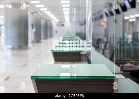 Leeres ungenutztes Terminal, Lonuge, Check-in-Schalter am Flughafen Teneriffa Süd, Abflugbereich, aufgrund von Reisebeschränkungen für Coronavirus Covid-19. Stockfoto