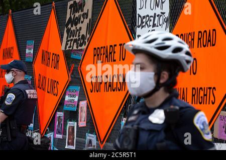 Washington, DC, USA. Juli 2020. Die Polizei beobachtet Demonstranten, die am Samstag, den 4. Juli 2020, am Black Lives Matter Plaza in Washington, DC, USA, Zelte räumen. Aufgrund von Bedenken wegen Coronavirus haben viele Beamte die Menschen aufgefordert, für die Feierlichkeiten zum 4. Juli zu Hause zu bleiben. Quelle: Stefani Reynolds/CNP Quelle: dpa/Alamy Live News Stockfoto