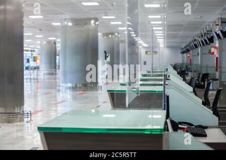 Leeres ungenutztes Terminal, Lonuge, Check-in-Schalter am Flughafen Teneriffa Süd, Abflugbereich, aufgrund von Reisebeschränkungen für Coronavirus Covid-19. Stockfoto