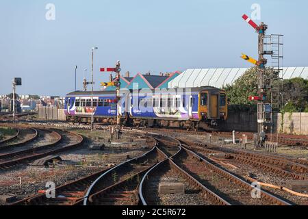 Northern Rail Klasse 156 Sprinter Zug ab Blackpool North Bahnhof mit der mechanischen Semaphore Home und entfernten Bahnsignalen Stockfoto