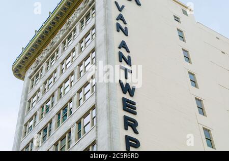 Das Van Antwerp Gebäude ist am 3. Juli 2020 in Mobile, Alabama, abgebildet. Es wurde 1907 erbaut und war der erste Stahlbetonhochhaus des Landes. Stockfoto